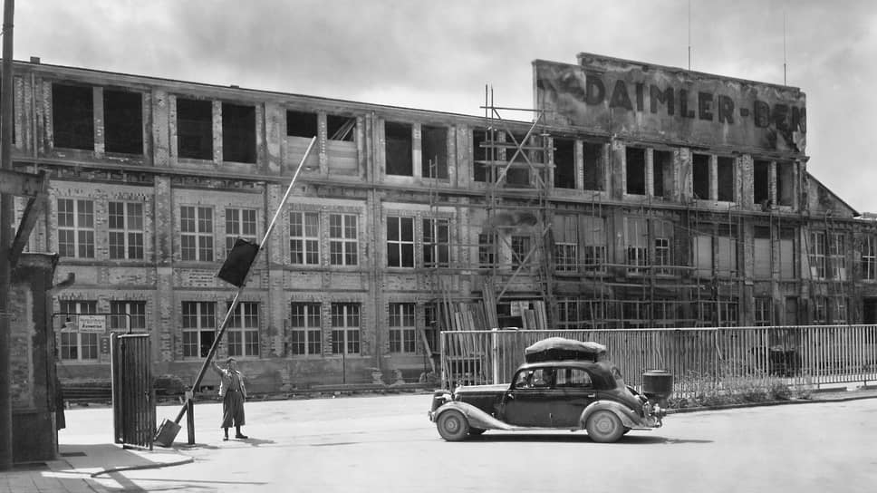 1 мая 1924 года немецкие автокомпании Benz &amp; Cie и Daimler Motoren Gesellschaft (DMG) подписали соглашение о взаимной заинтересованности. Через два года они приняли окончательное решение об объединении, так была основана компания Daimler-Benz AG с офисом в Берлине и штаб-квартирой в Штутгарте. Все автомобили, выпускаемые новой фирмой, получили наименование Mercedes-Benz в честь наиболее значимой серии машин DMG, спроектированных Вильгельмом Майбахом. Главным конструктором компании стал Фердинанд Порше. На фото: разрушенное административное здание Daimler-Benz AG в Унтертюркхайме в 1944 года, на переднем плане — автомобиль Mercedes-Benz 170 VG.