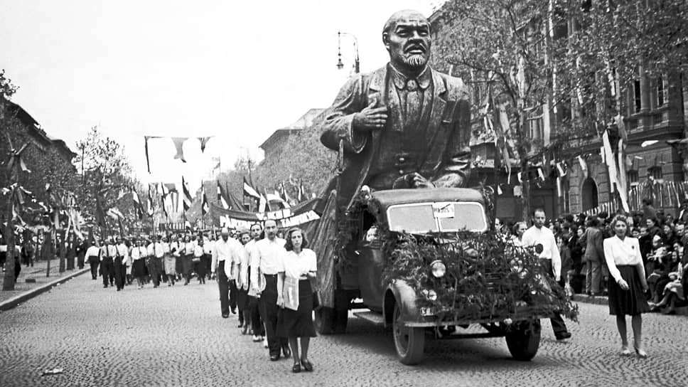 50-е годы. Первомайская демонстрация в Венгрии. Угрожающая фигура В.И. Ленина в кузове довоенного грузовика, марку которого нам определить не удалось, недвусмысленно намекает на то, что коммунизм должен со временем победить на всей планете.