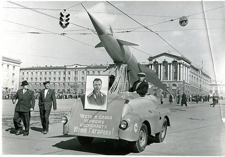 Первомай 1961 года на Красной площади в Курске. Портрет Ю.А. Гагарина закреплен на довольно редком образце техники — чехословацкой аэродромной лебедке для запуска планеров.