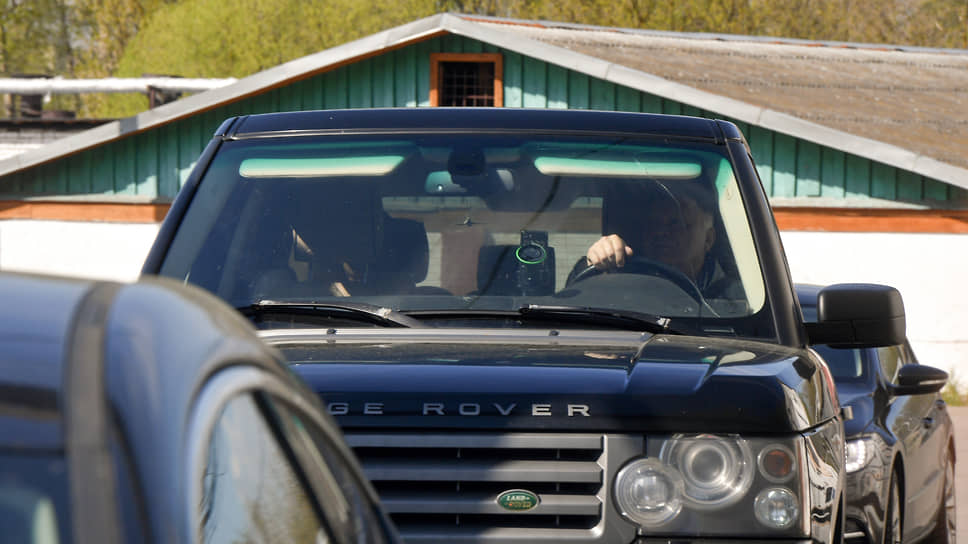 Бывший министр экономического развития России Алексей Улюкаев на заднем сиденье автомобиля Range Rover во время выезда с территории исправительной колонии №1 