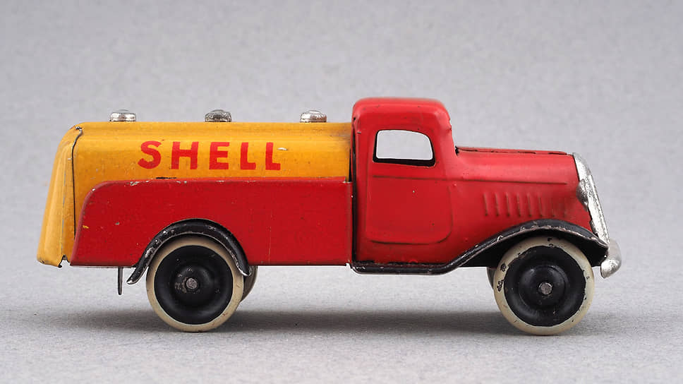Автомобиль-нефтецистерна компании Shell вроде бы не имеет отношения к нашей стране, потому что был выпущен в 40-е годы прошлого века немецкой фирмой Spielzeug Gnom Toy. Но это как посмотреть. Буквально на днях российская «дочка» Shell была куплена компанией ЛУКОЙЛ