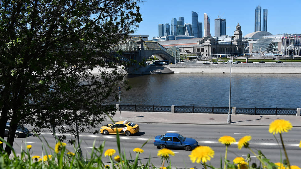 Москва, мост Богдана Хмельницкого через Москва-реку.