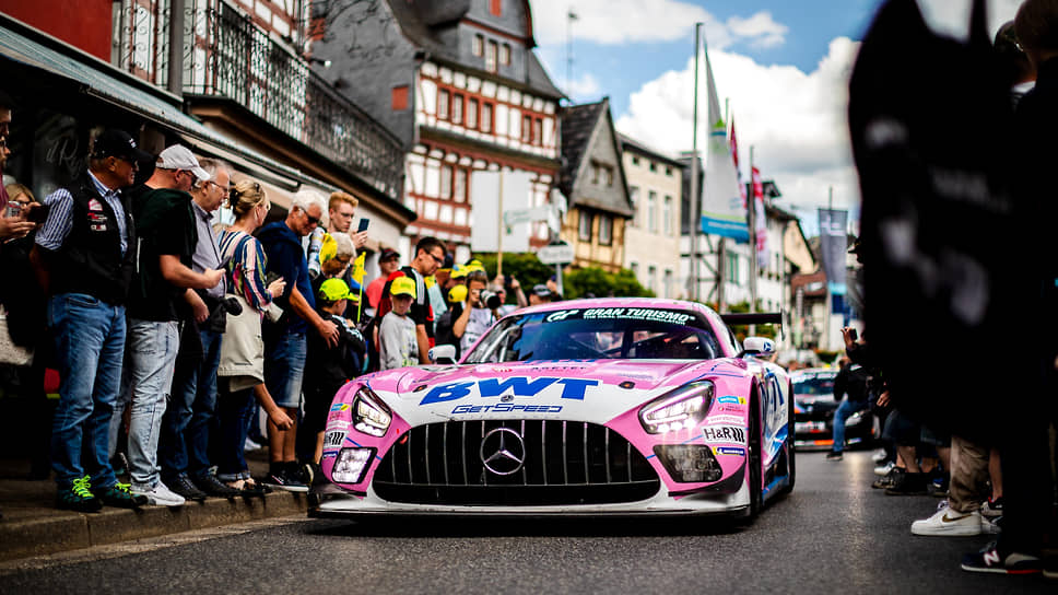 Многочисленные болельщики приветствуют команды Mercedes-AMG GT3 накануне старта 50-й гонки «24 часа Нюрбургринга»