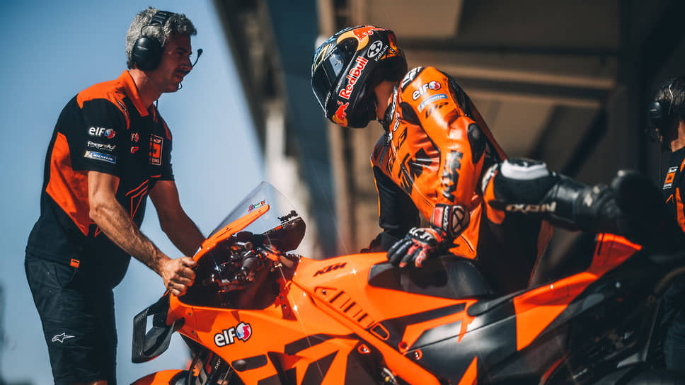 Австралийский мотогонщик команды Tech3 KTM Реми Гарднер на текстах MotoGP 2022 в Каталонии