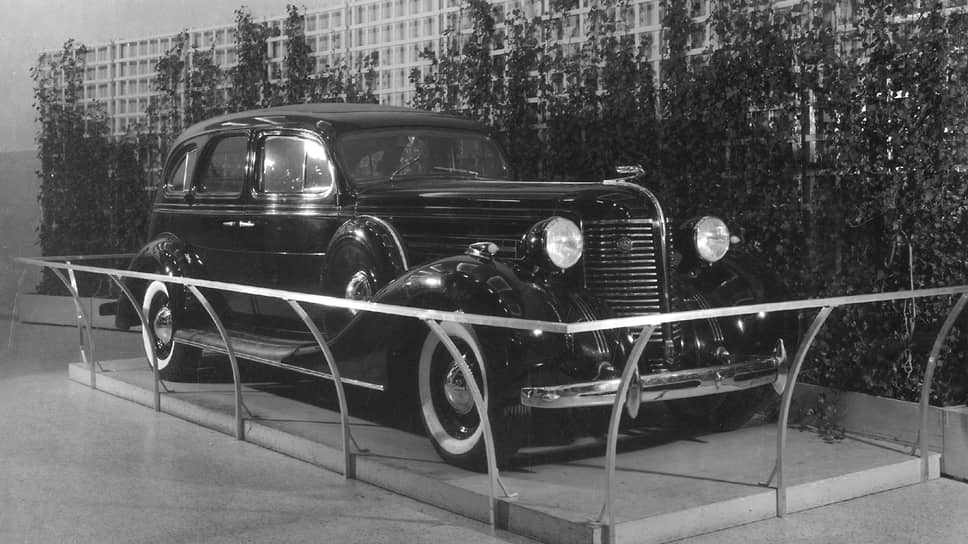 На Всемирной выставке в Нью-Йорке 1939 года СССР решил блеснуть лимузином ЗИС-101А и фаэтоном ЗИС-102. Несмотря на то, что обе модели считались новинками совавтопрома, в Америке они уже не представляли интереса, поскольку смахивали на Buick трехлетней давности. Модельный ряд каждой американской фирмы тогда обновлялся ежегодно, поэтому лимузин с фаэтоном выглядели откровенным старьем. Кстати, фаэтон после окончания работы выставки остался в Америке и работал в советском консульстве в Лос-Анджелесе