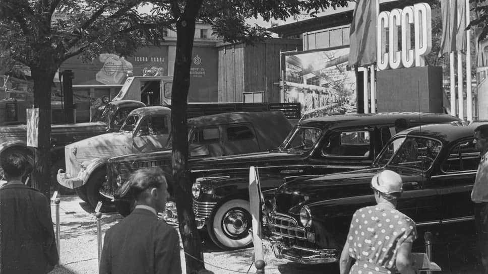 1955 год, выставка в Загребе — столице Народной Республики Хорватия, входившей тогда в состав Социалистической Федеративной Республики Югославия. На площадке с автомобилями справа налево: ЗИМ, ЗИС-110, ГАЗ-69А, ГАЗ-51, ЗИС-150 и автокран на шасси МАЗ-200