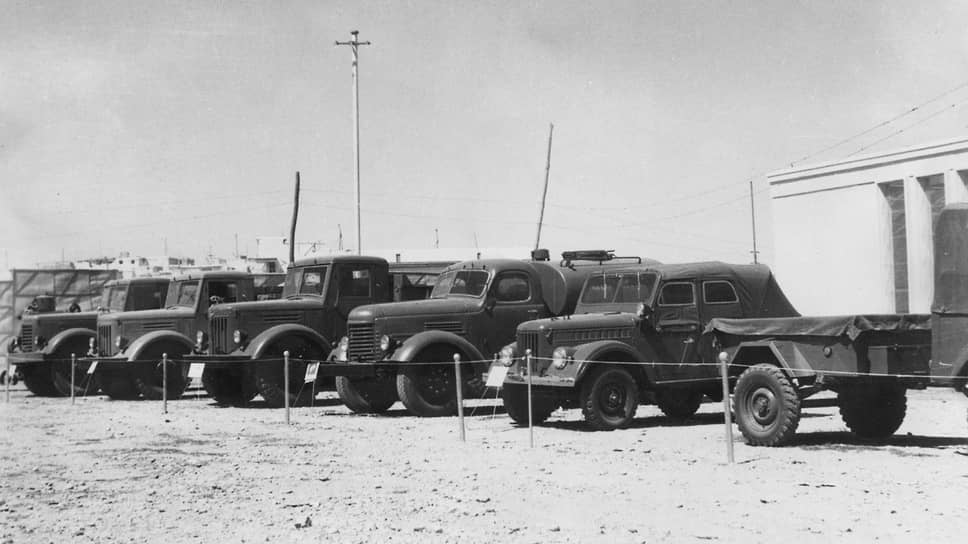 Открытая площадка с советскими автомобилями на выставке в Кабуле в 1956 году. Слева направо: крупнотоннажные грузовики ЯАЗ-210 и МАЗ-200, самосвал МАЗ-205, цистерна на шасси ЗИС-150, внедорожник ГАЗ-69А, прицеп ГАЗ-704 и еще один внедорожник ГАЗ-69, у которого видна только задняя часть кузова