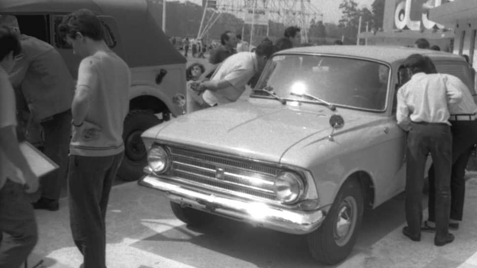 1967 год. Фургон «Москвич-433» в бразильском Сан-Паулу — самом густонаселенном городе страны. Автомобиль, кстати, редкий — за предыдущий год сделали всего 600 штук. Слева в кадре виден внедорожник ГАЗ-69А
