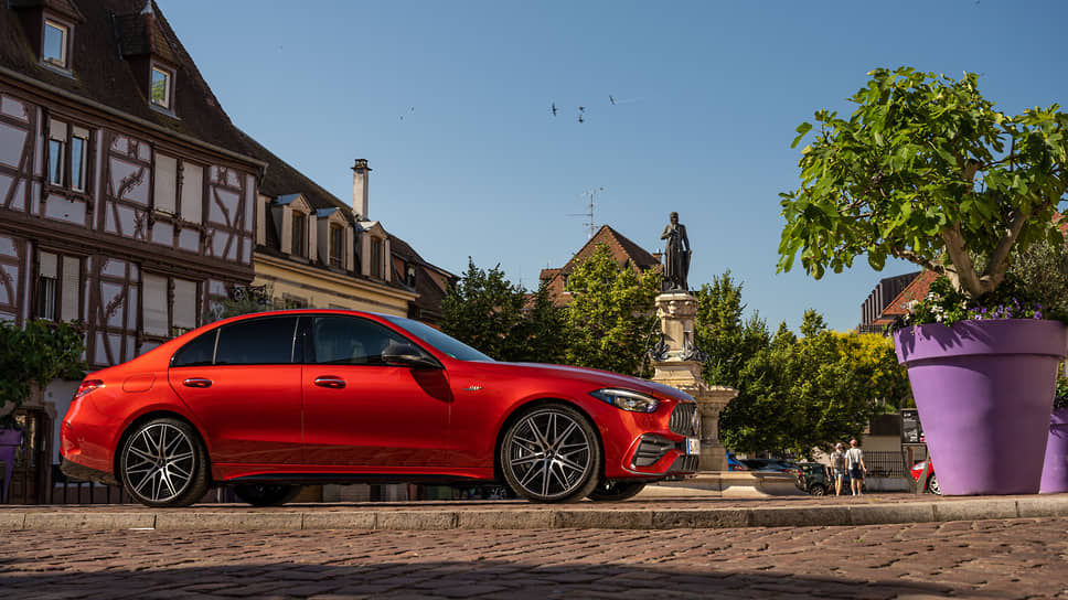 В Аффальтербахе показали последнее поколение Mercedes-AMG C 43 4MATIC, с технологиями, заимствованными непосредственно из Формулы 1