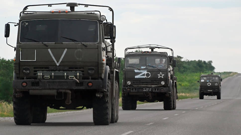 Военные автомобили на шоссе в Бердянске