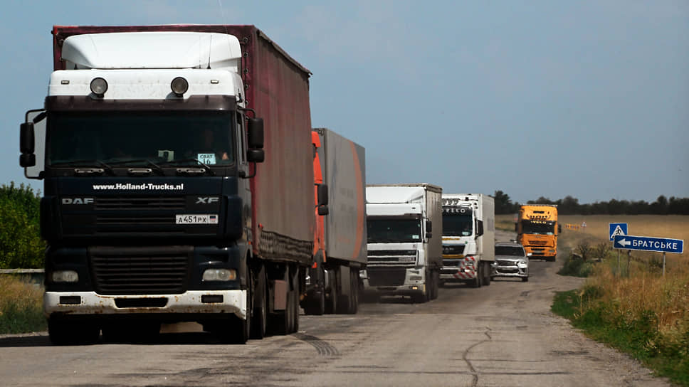Колона грузовых автомашин на дороге в Херсонской области