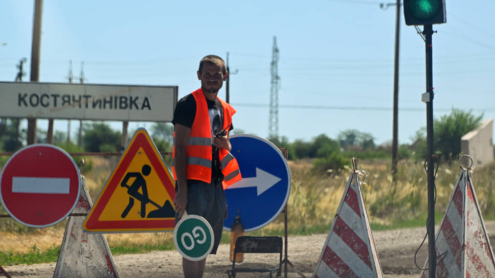 Дорожные работы на трассе у города Константиновка, Донецкая область