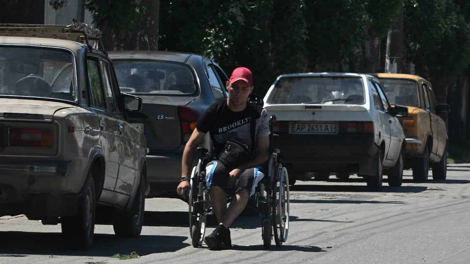 Мужчина на инвалидной коляске просит милостыню у автомобилистов в Бердянске