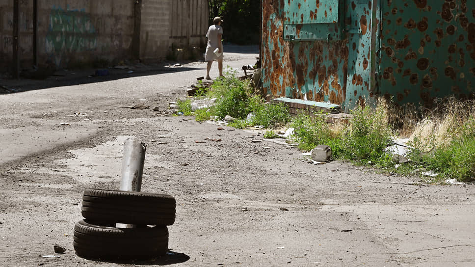 Огороженный автомобильными покрышками снаряд, Мариуполь