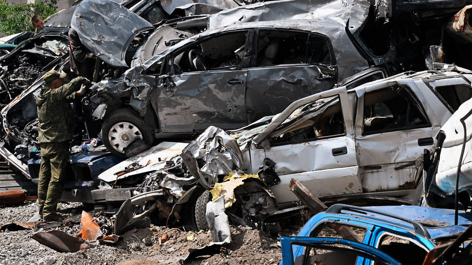 Свалка разбитых и обстрелянных автомобилей в Мариуполе