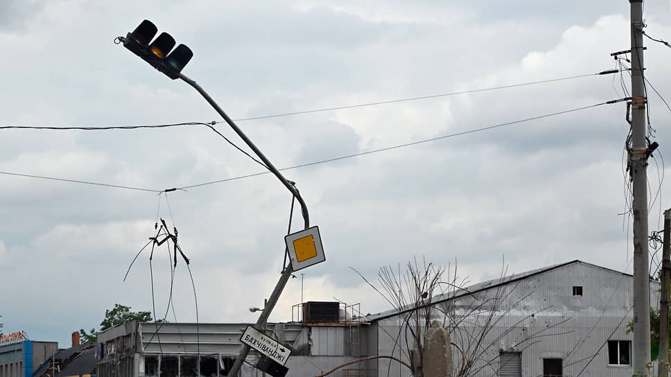 Поврежденный светофор на одной из улиц Мариуполя