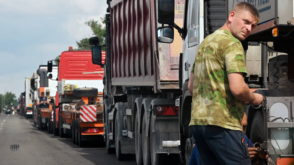 Очередь из грузовых автомобилей на въезде в Россию из ДНР
