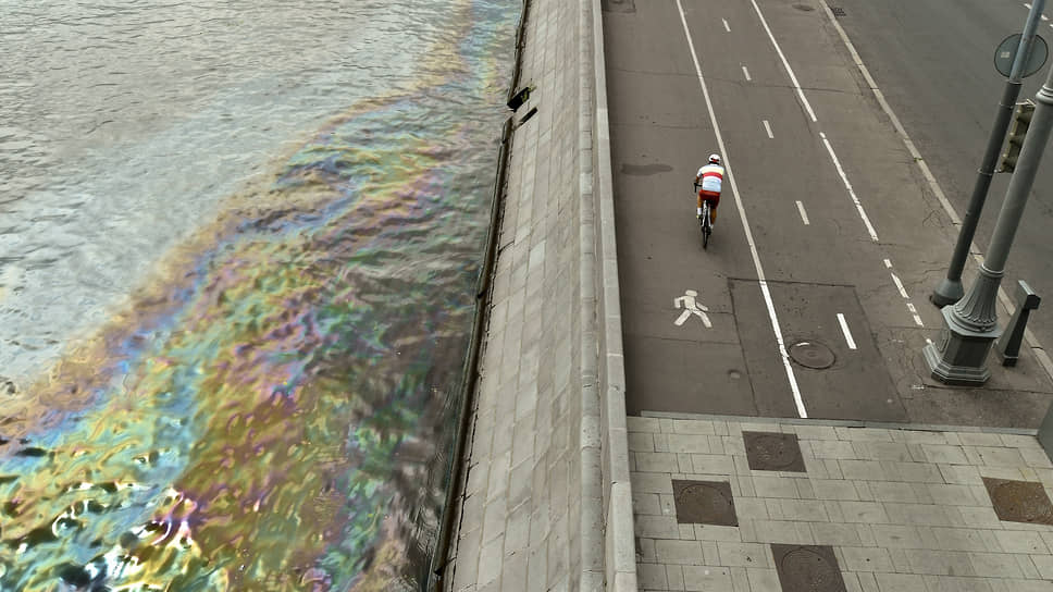 Пятно от нефтепродуктов площадью порядка 4,5 тысячи квадратного метра на поверхности Москве-реки в районе Крымского моста