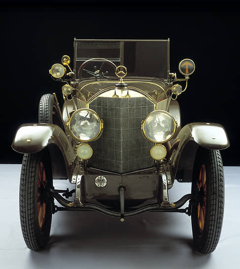 Радиатор с характерным вертикальным выступом по центру появился в 1911 году на Mercedes Knight 16