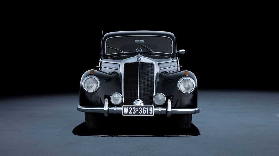 Постепенно хромированная решетка радиатора стала одной из самых узнаваемых черт бренда. На фото — Mercedes-Benz 220, 1951 год