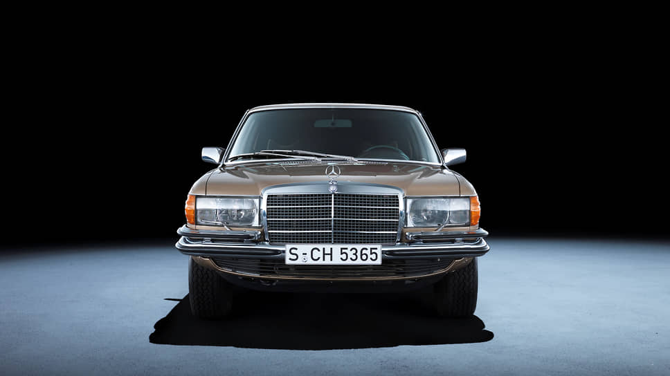 Дизайнеры Mercedes-Benz меняли форму решетки, постепенно делая акцент на ширину, что было во многом результатом тенденции к понижению линии капота для улучшения аэродинамики. На фото — Mercedes-Benz 450 SEL, 1972 год