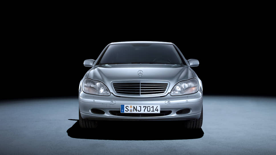 В 1990-х дизайн автомобилей Mercedes-Benz становился более спортивным. На фото — Mercedes-Benz S400, 1998 год