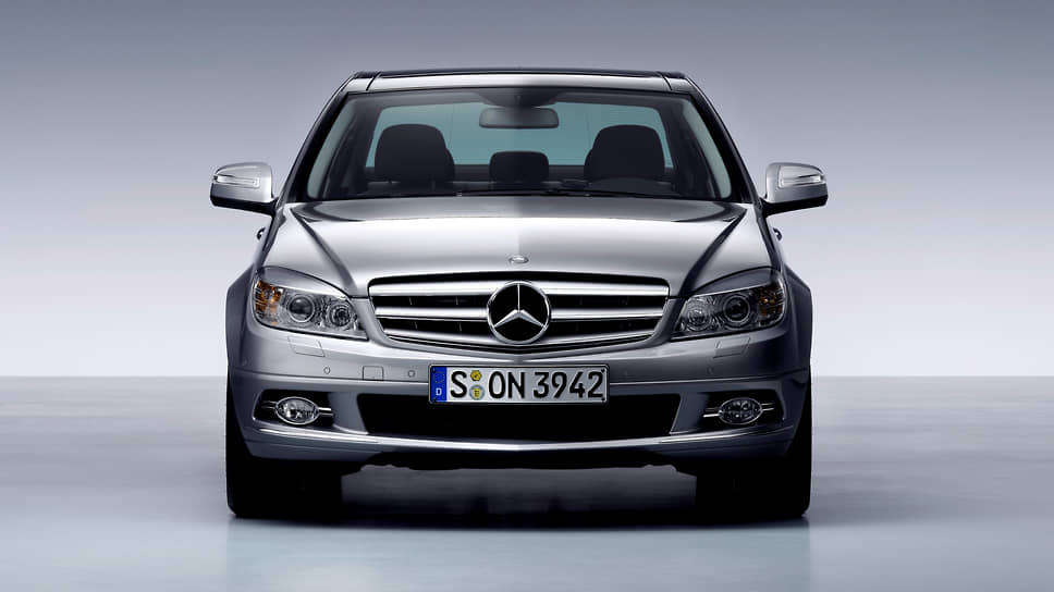В 2007 году было принято новаторское решение для модели C-Class, а именно — оставить решение за покупателем, какой дизайн решетки радиатора выбрать. В зависимости от комплектации переднюю часть автомобиля украшала либо классическая (Classic и Elegance), либо спортивная (Avantgarde) решетка радиатора. Эта концепция была расширена до E-Class. На фото — Mercedes-Benz C-Class Classic, 2007 год