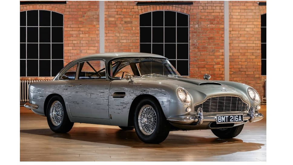 Посеченный пулями в том же «Не время умирать» Aston Martin DB5 нашел своего покупателя за $3,1 млн