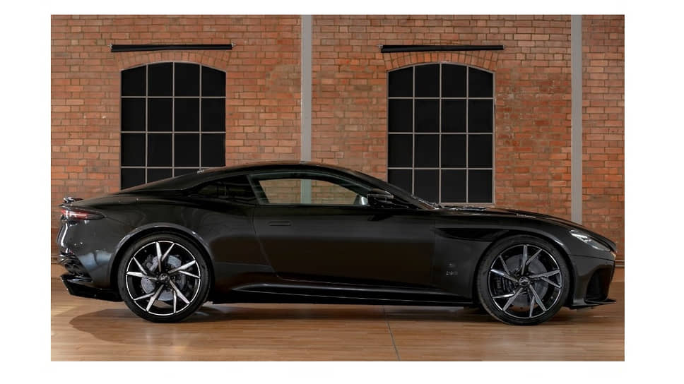 Этот Aston Martin DBS Superleggera No Time To Die Special Edition в съемках не участвовал, а интересен тем, что, как следует из названия, от серийной модели отличается специальными опциями и декором. Продан за $429,8 тыс