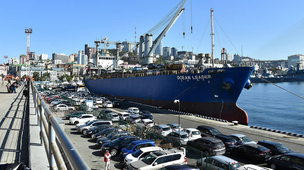 Судно Ocean Kieder в морском порту во время разгрузки японских праворульных автомобилей, октябрь 2022 года