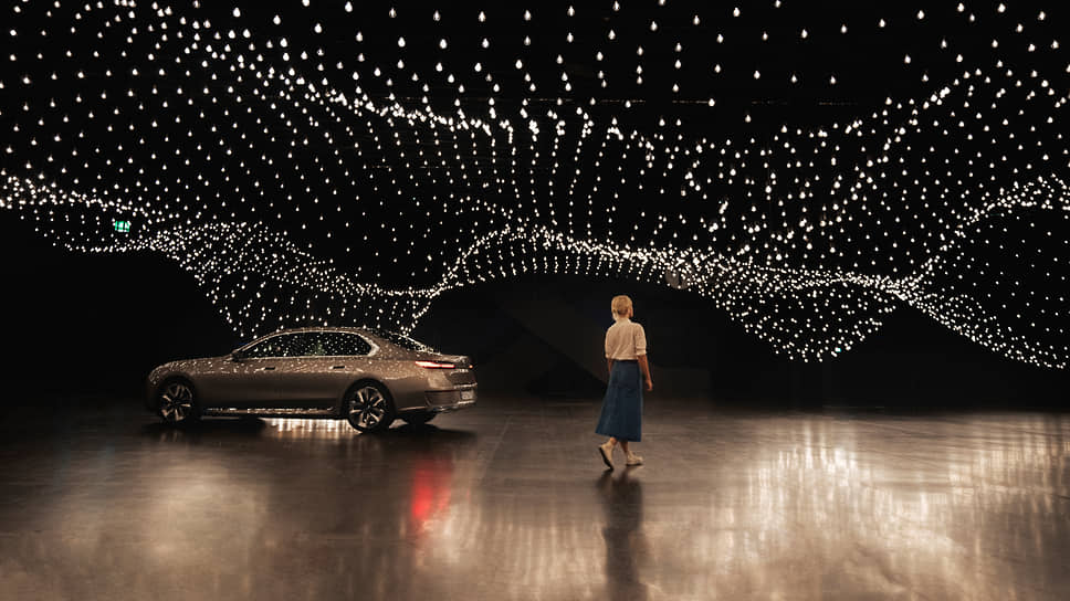 BMW продолжает свое сотрудничество с художественной ярмаркой Art Basel в качестве официального партнера. Немецкая компания также представит в рамках мероприятия иммерсивную арт-инсталляцию «Импульсная топология», созданную для BMW художником Рафаэлем Лозано-Хеммером