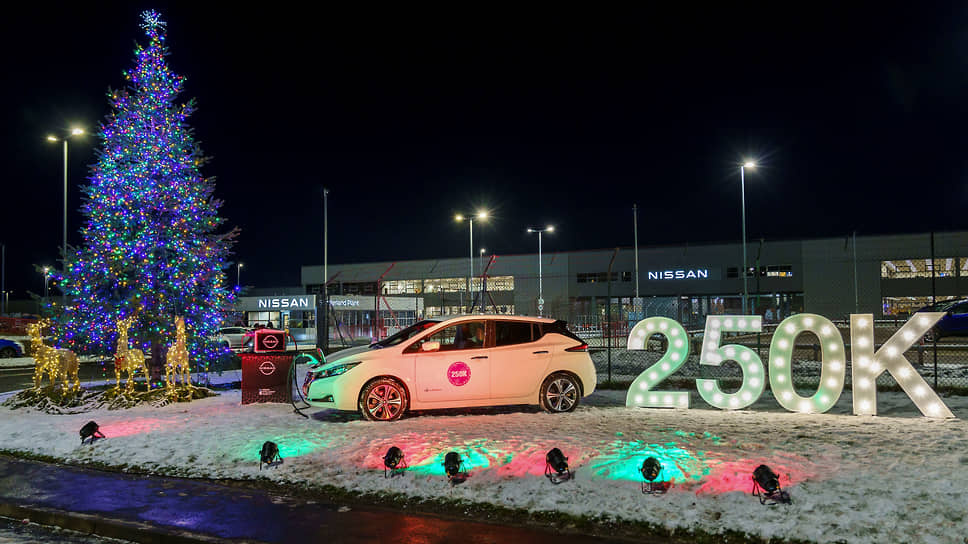 Автомобиль Nissan LEAF украсил рождественскую инсталляцию на британском завода Nissan в Сандерленде, посвященную выпуску 250000-го электромобиля