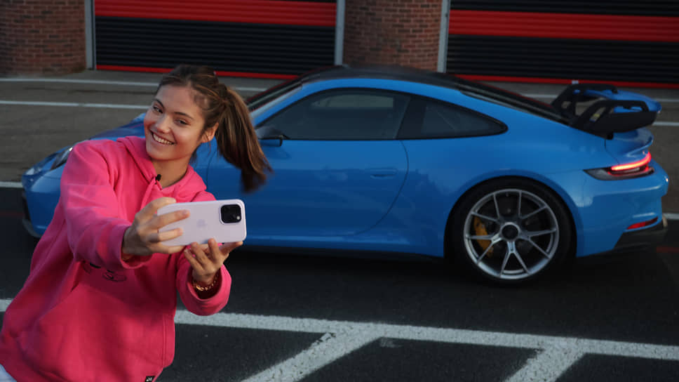 Теннисистка Эмма Радукану, которая является послом бренда Porsche, взяла очередные уроки вождения, на этот раз на трассе Брэндс-Хэтч за рулем Porsche 911 GT3. И не забыла сделать селфи на память