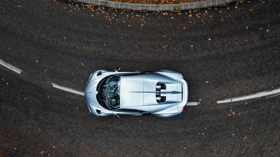Компания Bugatti показала эксклюзивный гиперкар Chiron Profilee, который станет последним автомобилем марки с двигателем W16