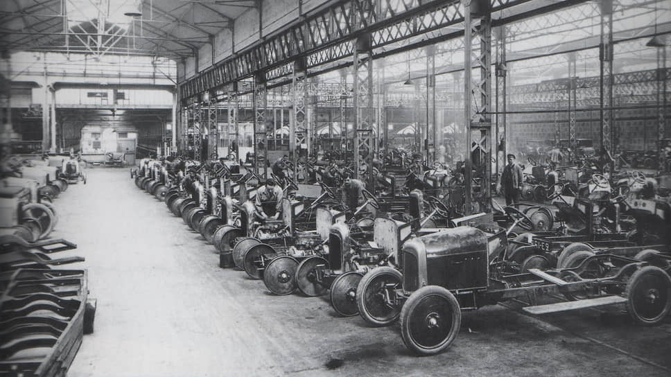 В 1919 году опыт и известность позволили Андре Ситроену наладить массовое производство автомобилей. На фото — сборочная линия Citroen