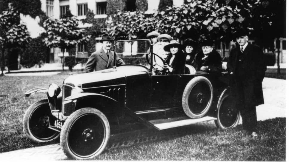Первой моделью Citroеn стал Type A, продажи начались в 1919 году. Это первый европейский автомобиль с электрическими фарами и стартером. На фото: Андре Ситроен представляет Type A своей семье, 1919 год