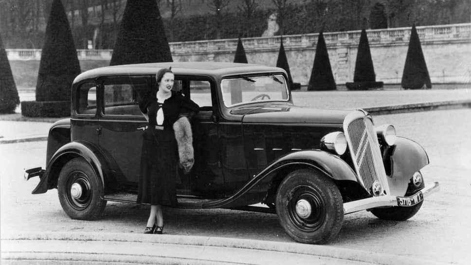 В 1932 году была представлена модель Rosalie. Среди инноваций этого автомобиля — воплощенная идея Андре Ситроена использовать двигатель на упругой подвеске. Суть в том, чтобы смягчить вибрации от двигателя путем установки между двигателем и шасси резиновых блоков