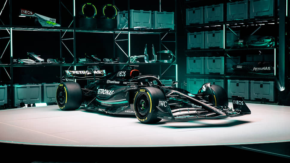 Ради снижения массы болида Mercedes-AMG Petronas F1 Team вернулась к черной ливрее в своем новом Mercedes-AMG F1 W14 E Performance. Гонщиками команды останутся два британца, Джордж Рассел и 7-кратный чемпион Формулы 1 Льюис Хэмилтон