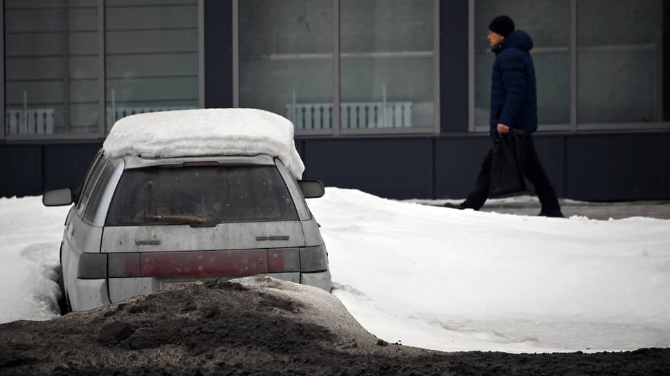 Автомобиль, занесенный снегом, в Омске, Россия