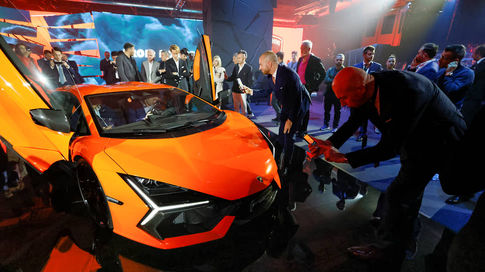 Презентация нового гибридного суперкара Lamborghini Revuelto прошла в штаб-квартире компании в Сант-Агата-Болоньезе