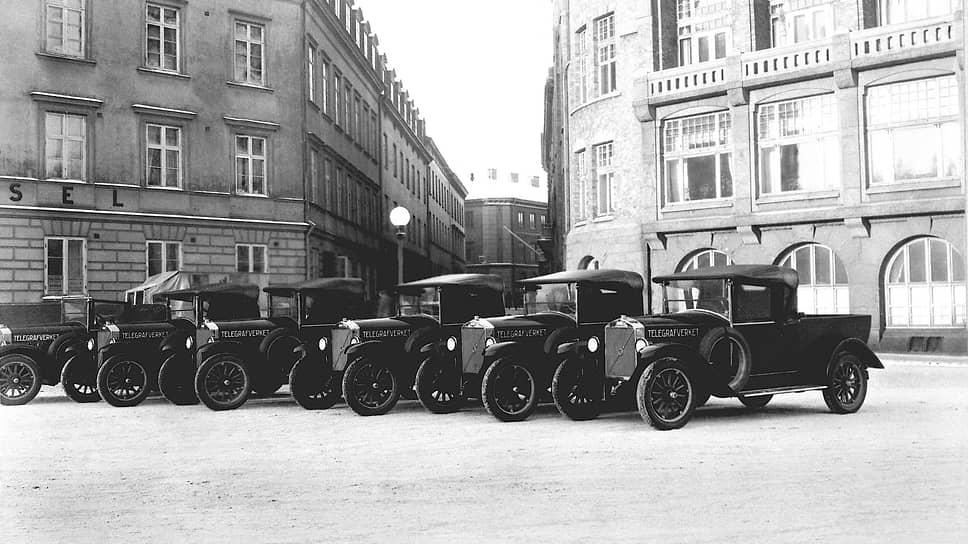В том же 1927 году на шасси Jakob были разработаны небольшие фургоны. Грузовые автомобили оказались весьма успешными — по объемам производства грузовики и впоследствии автобусы заметно превышали объемы выпуска легковых автомобилей Volvo в первые десятилетия работы компании