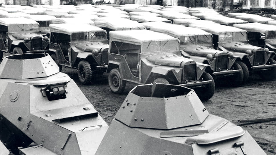 Внедорожники ГАЗ-67 и бронеавтомобили ГАЗ-64Б во дворе завода