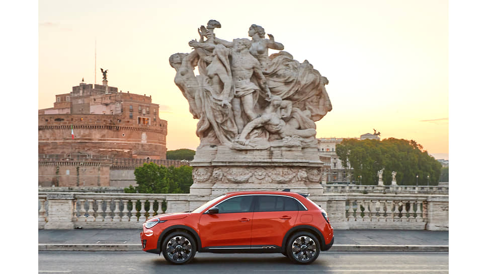 Fiat представил новый кроссовер 600e