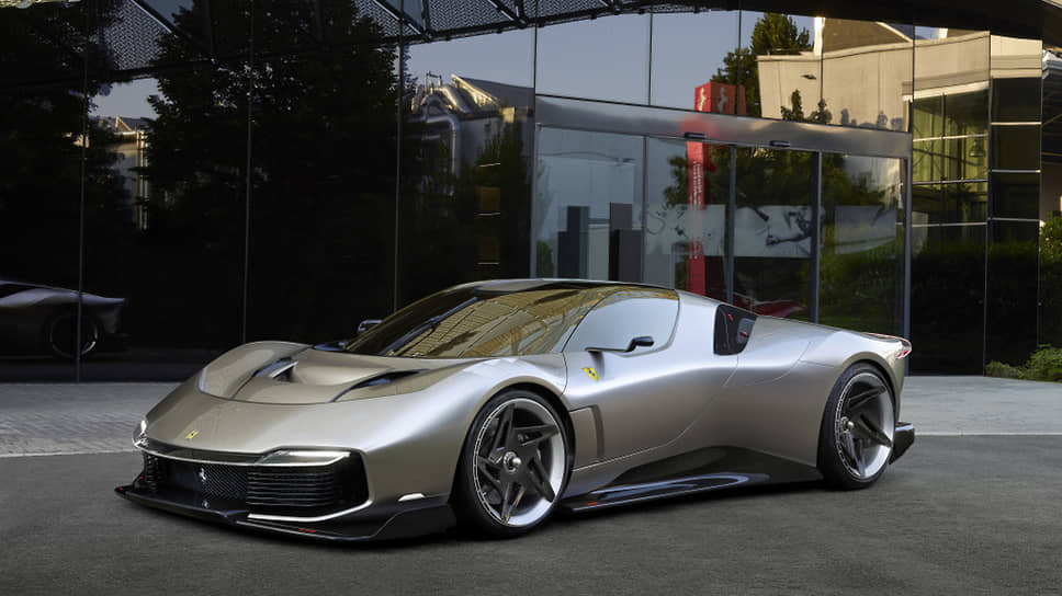Компания Ferrari представила новую модель из серии One-Off — Ferrari KC23, последний в программе специальных проектов бренда. Автомобиль был заказан одним из коллекционеров Ferrari и представляет собой экстремальное видение того, как могут выглядеть гоночные болиды с закрытыми колесами в недалеком будущем. Дизайн автомобиля разрабатывался в Центре дизайна Ferrari командой во главе со старшим вице-президентом по дизайну бренда Флавио Мандзони