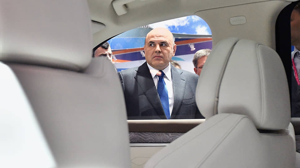 Председатель правительства России Михаил Мишустин во время осмотра выставки «Иннопром-2023»