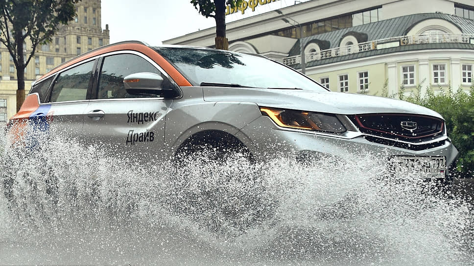 Автомобиль во время дождя в Москве