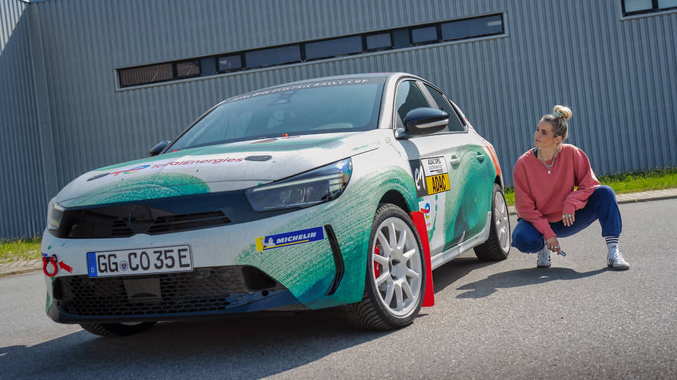 Художница из Берлина Элиза Клинкенберг создала арт-кар на базе Opel Corsa Rally Electric, который примет участие в раллийном состязании электромобилей ADAC Opel Corsa Rally Electric 