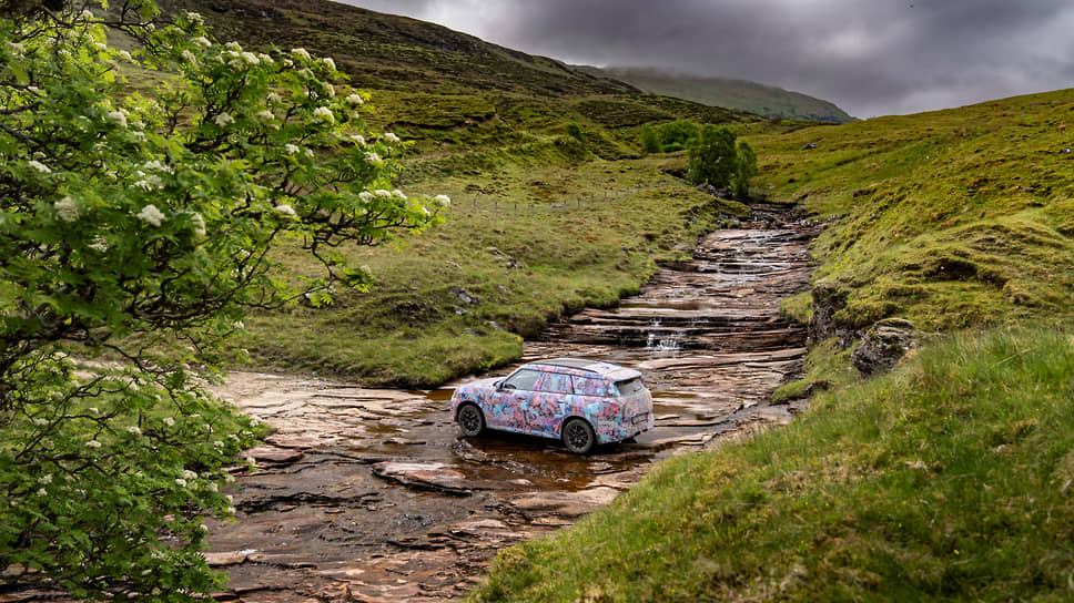 Предсерийные образцы электромобиля MINI Countryman нового поколения прошли испытания в Шотландии на грунтовых и каменистых проселочных дорогах, а также преодолели броды 