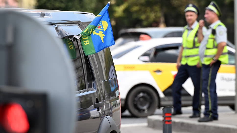 Автомобиль с флагом ВДВ во время праздничных мероприятий, посвященных 93-й годовщине создания Воздушно-десантных войск России 