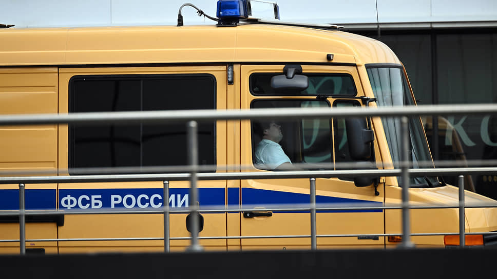 Автомобиль ФСБ России на площади у башни «IQ-квартал» делового центра «Москва-Сити» после удара в здание беспилотного летательного аппарата 